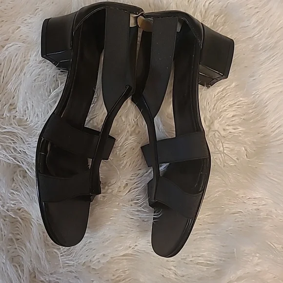 Black summer sandals. - Picture 7 of 8